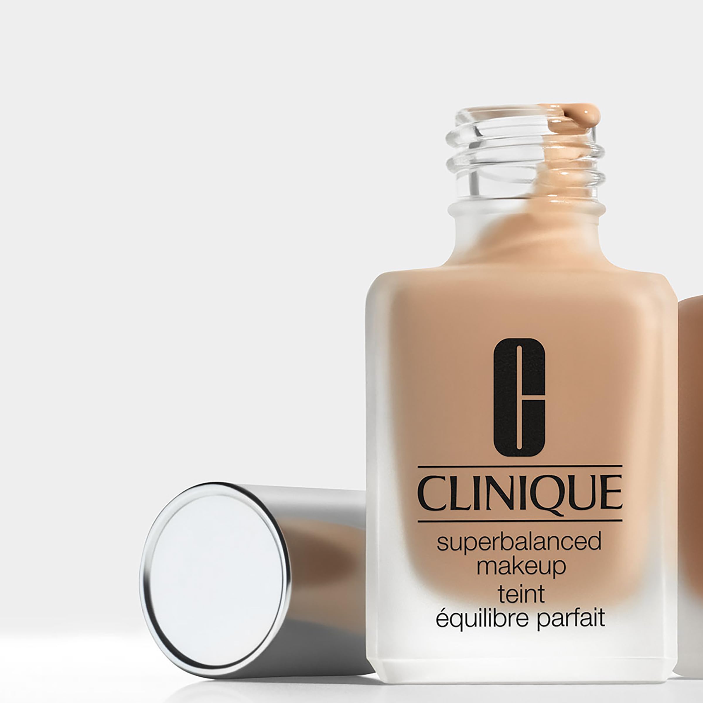 Clinique Superbalanced Oil Free Liquid Foundation Makeup For Dry to Oily Skin Types | Hydrating + Moisturizing, Cream Chamois, 1 Fl Oz